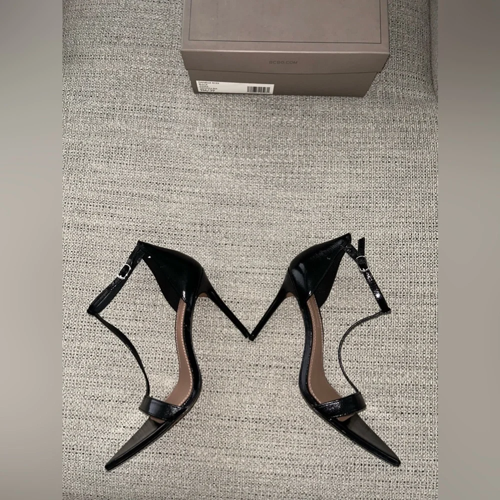 BCBG MAX AZRIA “DANIELLE RODI” T STRAP HEEL - Picture 6 of 8